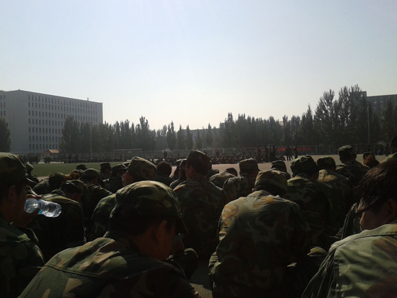 軍訓戴的帽子，一個小時就濕透了
