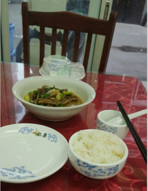 一個人，一碗飯菜，一頂情侶棒球帽子