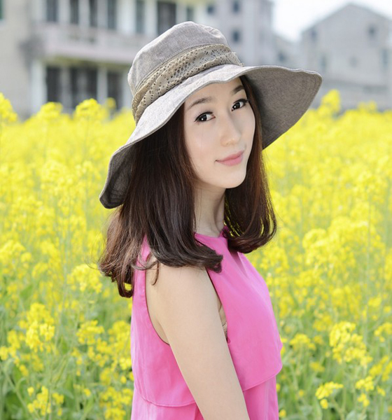 抓住秋天的尾巴，女人趕緊戴大沿遮陽帽來臭美