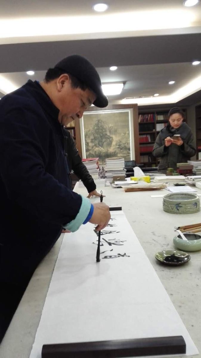 姜昆佩戴鴨舌帽現身義烏帽廠(chǎng)