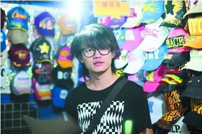 夜市帽子擺攤哥，竟是好聲音學員丁克森，其身份遭疑 